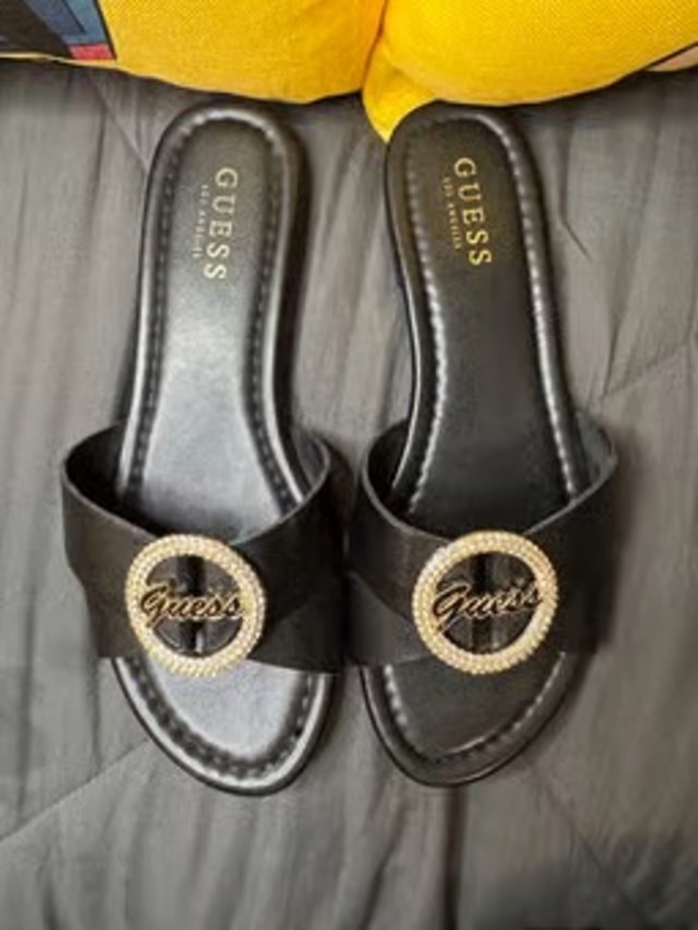 GUESS SIZE 7 BLACK LOGO SLIDES LOT5783